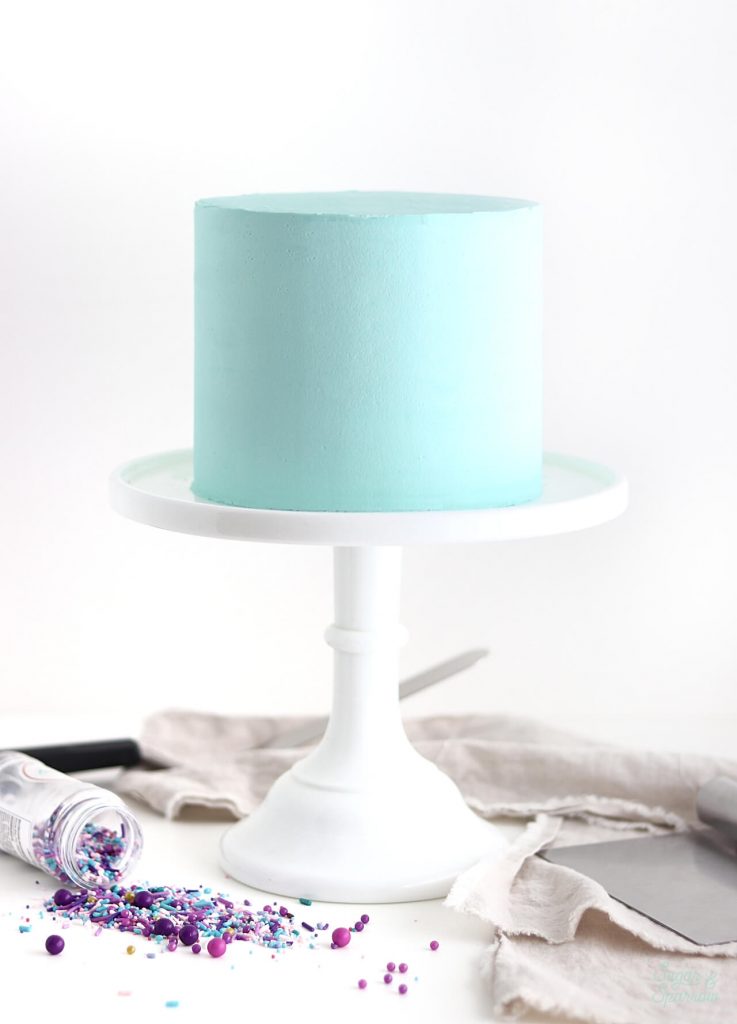 technique of frosting cake with sugar and sparrow