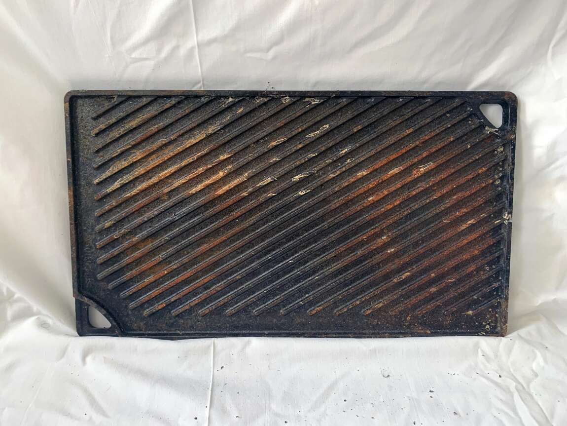 The flat surface of the grill also looks rough.