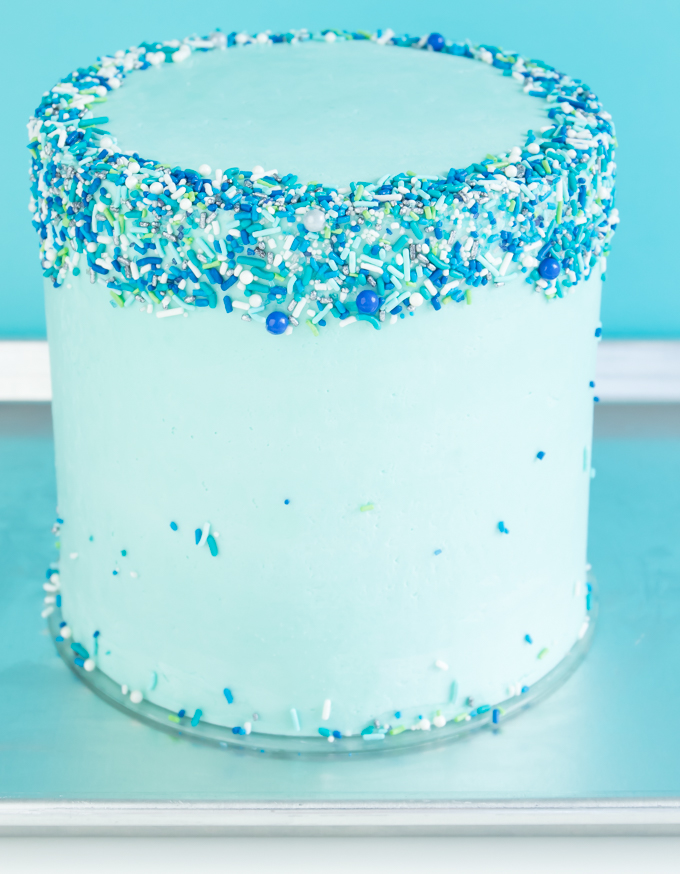 The cake is sprinkled with flour on top and top of the cake.