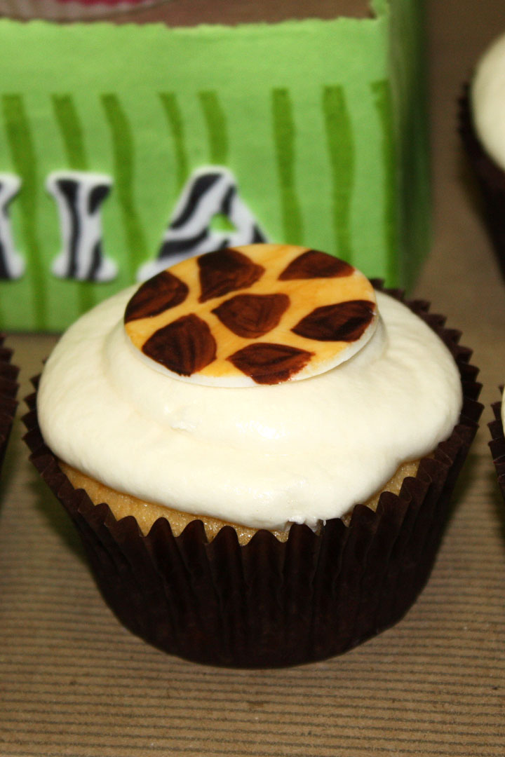 Cupcakes topped with giraffe design cupcakes.