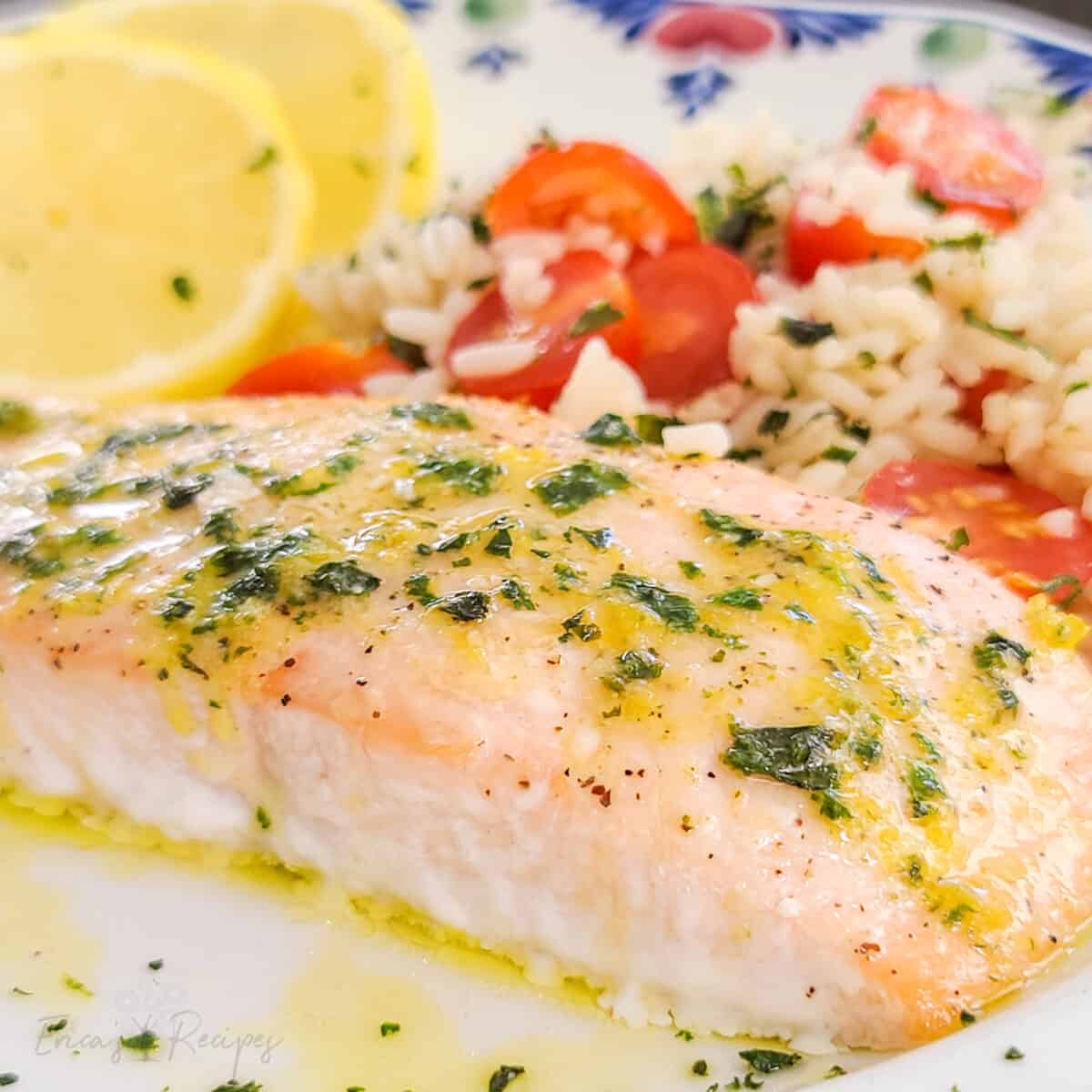Plate recipe with sliced ​​lemon and rice