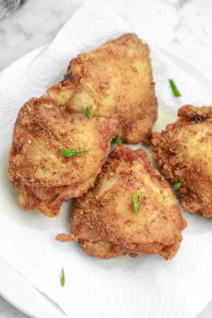 Place 4 pieces of fried chicken thighs on a plate.
