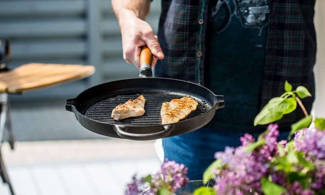 How to use a cast iron skillet?
