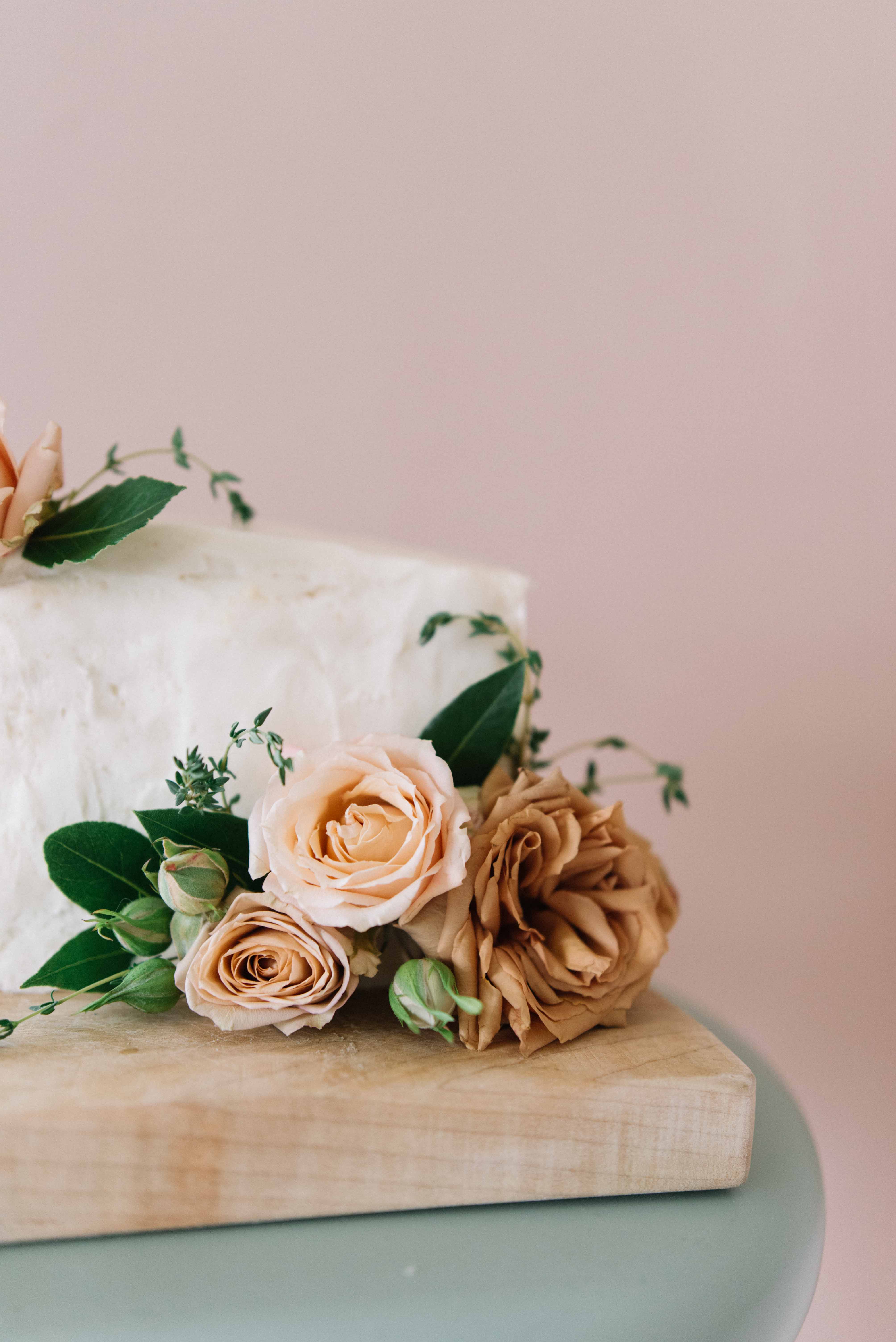 How to Arrange Fresh Flowers on Cakes