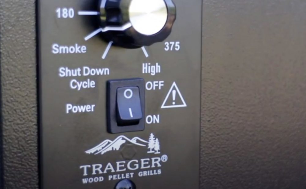 the traeger toast dial is set to "Smoke" at startup