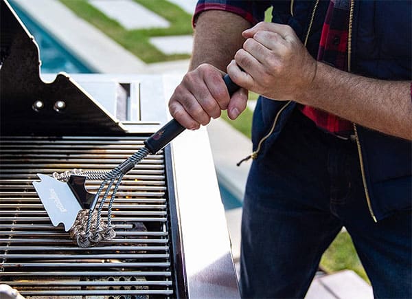 long-handled bristleless grill brush