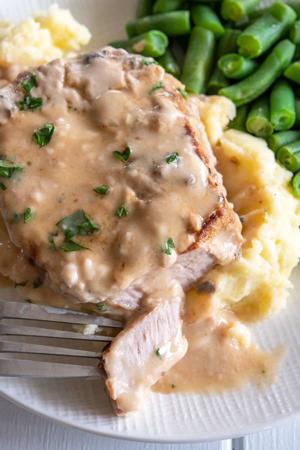 Roast pork with mashed potatoes, sliced ​​on a plate and ready to eat