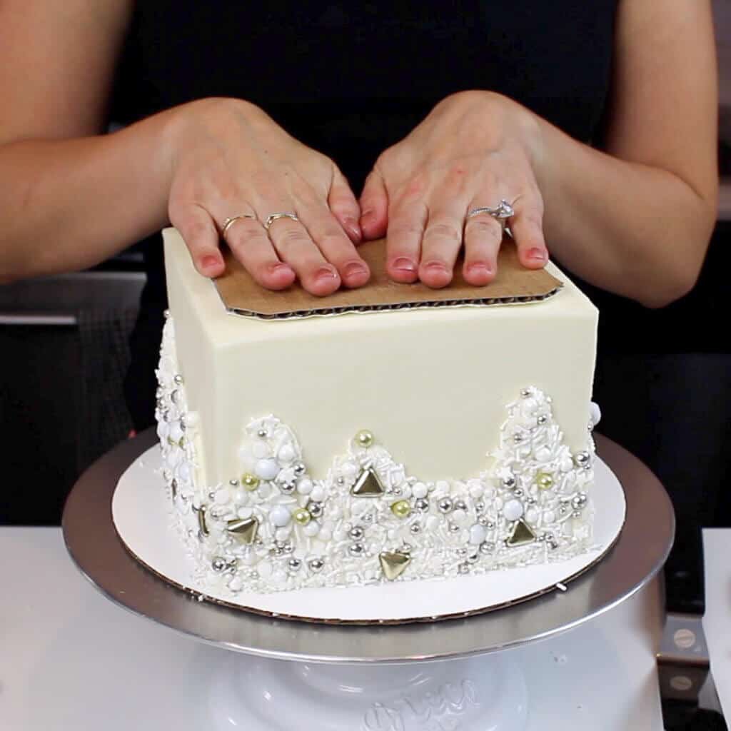 add fresh white roses to wedding cake images