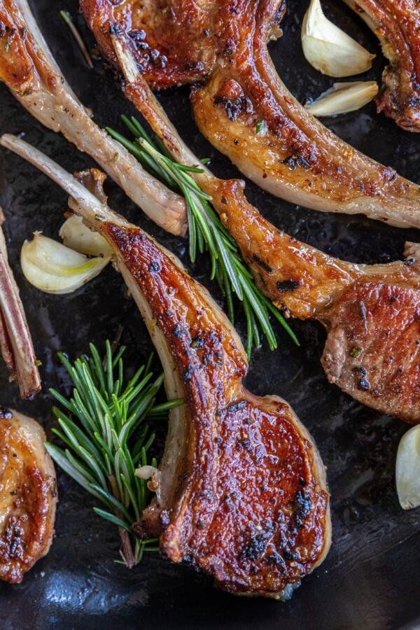 Stir-fried lamb chops with garlic and herbs