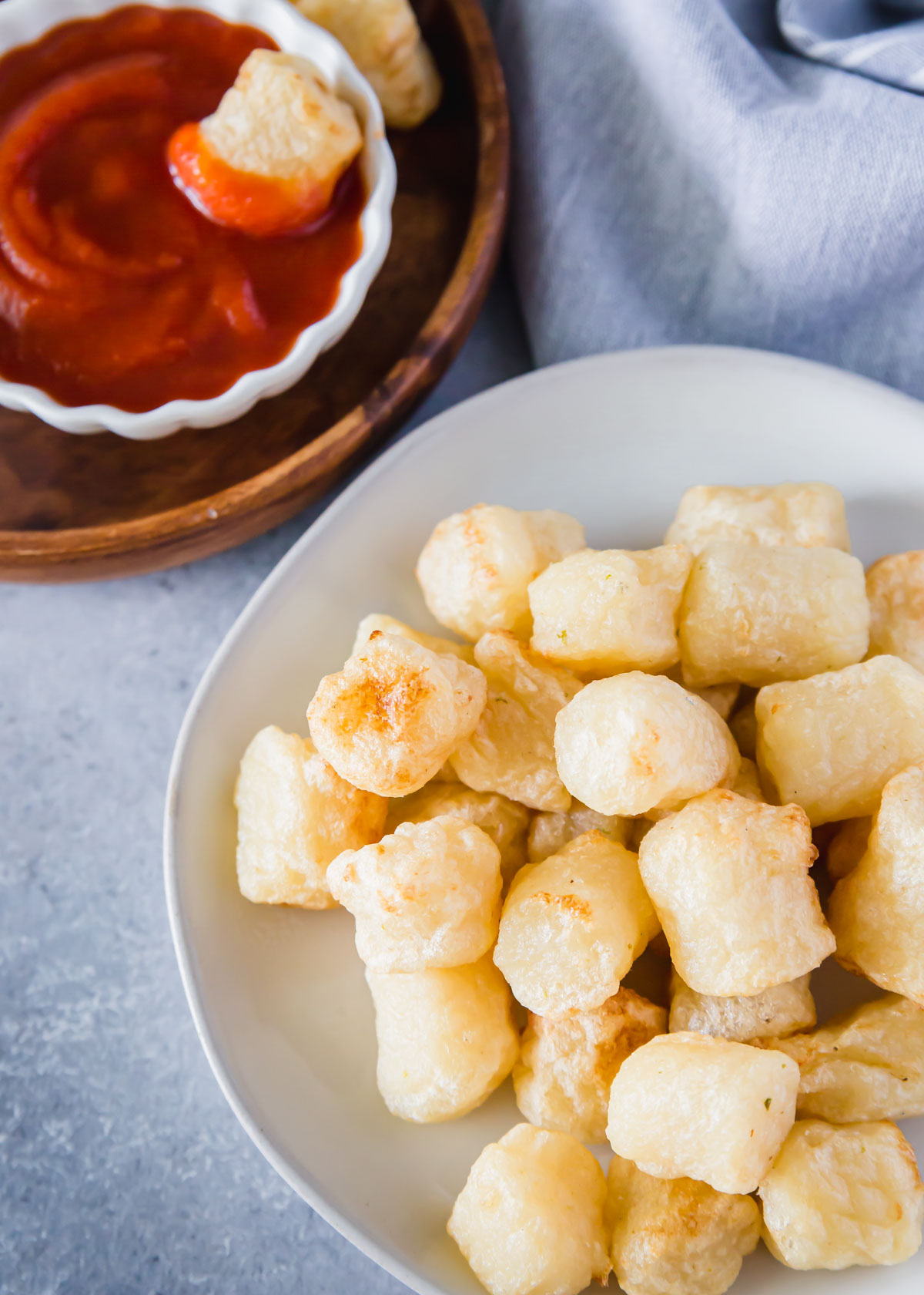 With a crispy outside and soft inside, cooking cauliflower gnocchi in an air fryer is the best preparation method and so easy!