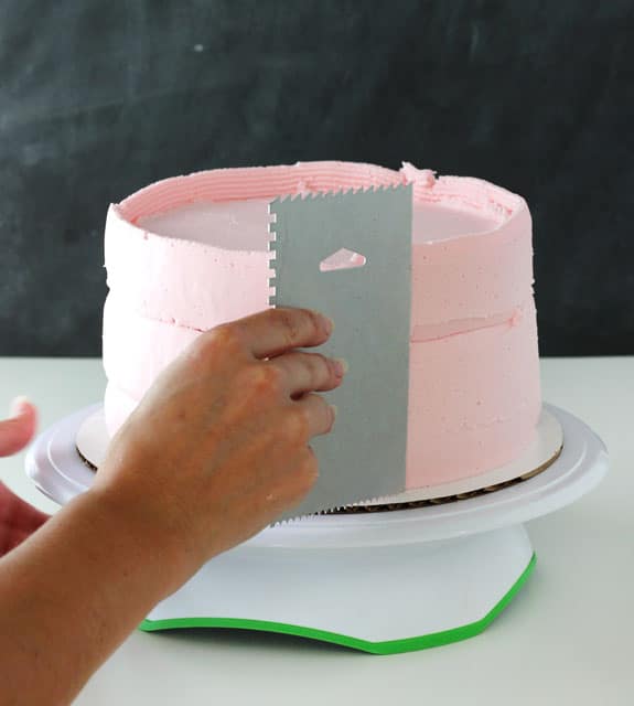 Tutorial - How to frost a perfectly smooth cake with buttercream icing! Images and animated gifs with detailed instructions!