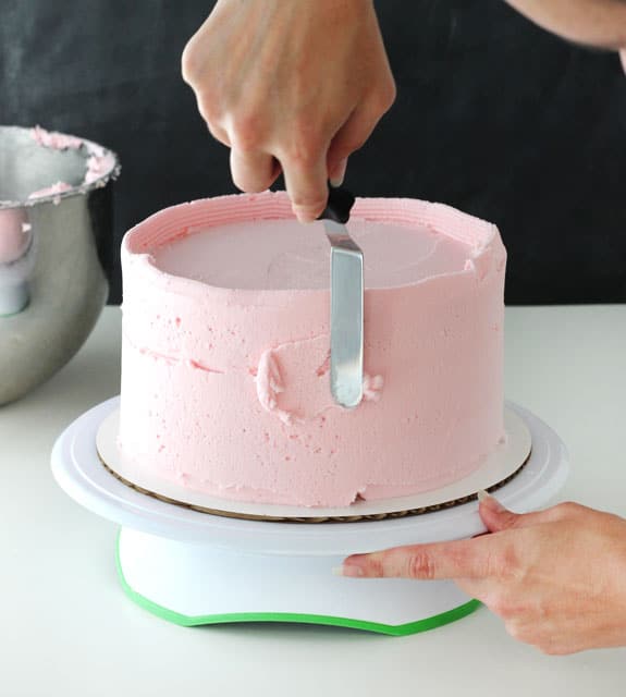 Tutorial - How to frost a perfectly smooth cake with buttercream icing! Images and animated gifs with detailed instructions!