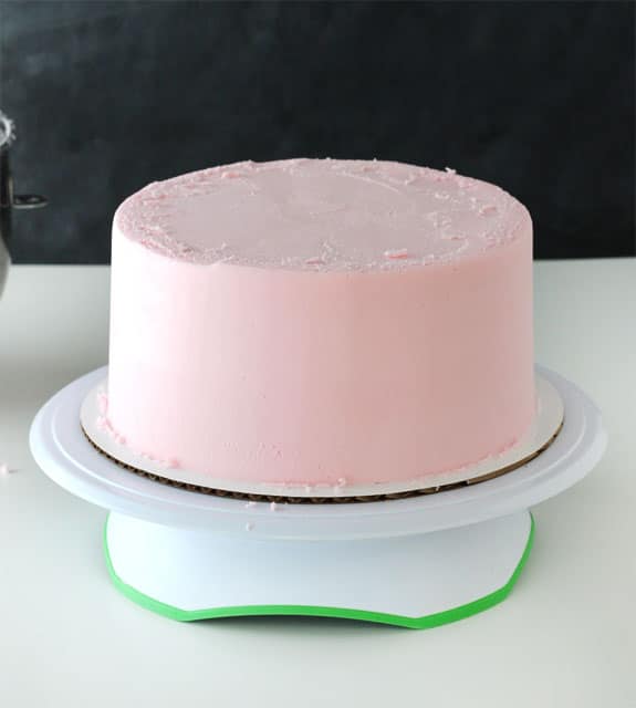 Tutorial - How to frost a perfectly smooth cake with buttercream icing! Images and animated gifs with detailed instructions!