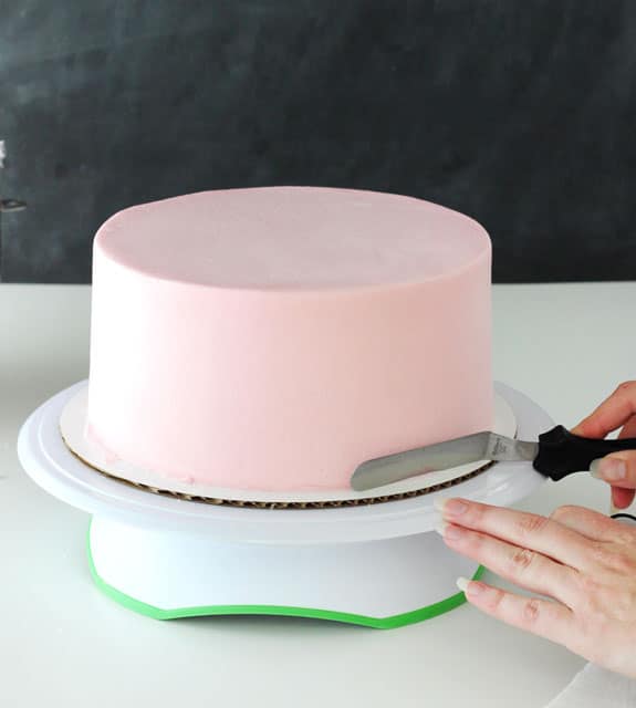 Tutorial - How to frost a perfectly smooth cake with buttercream icing! Images and animated gifs with detailed instructions!