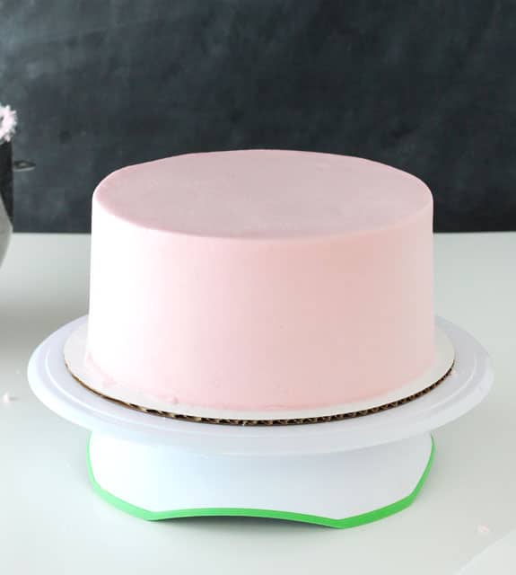 Tutorial - How to frost a perfectly smooth cake with buttercream icing! Images and animated gifs with detailed instructions!