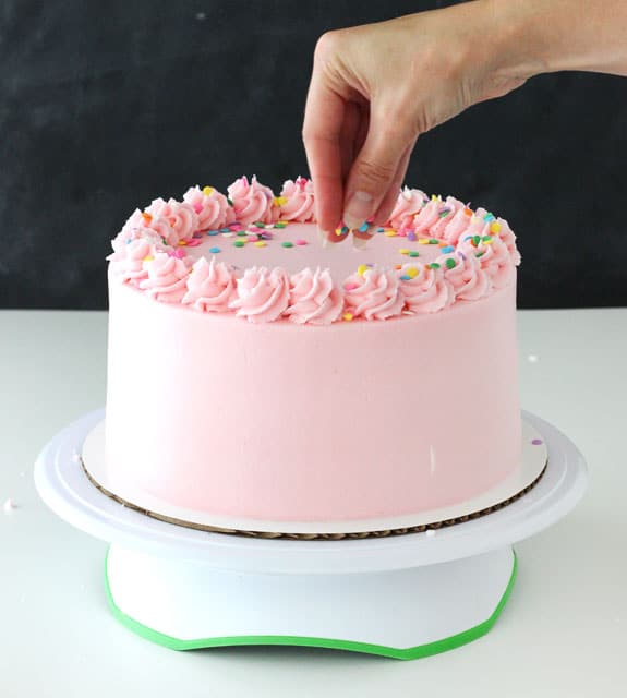 Tutorial - How to frost a perfectly smooth cake with buttercream icing! Images and animated gifs with detailed instructions!