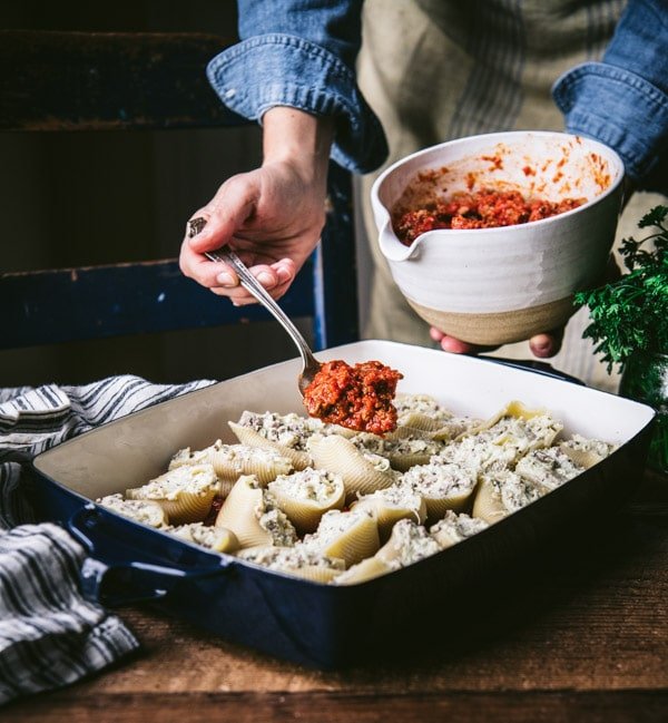 Spread tomato sauce on a baking dish