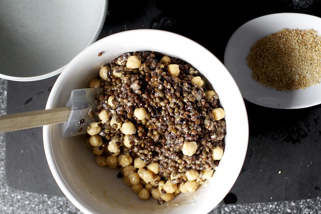 mix lentils, chickpeas and sauce