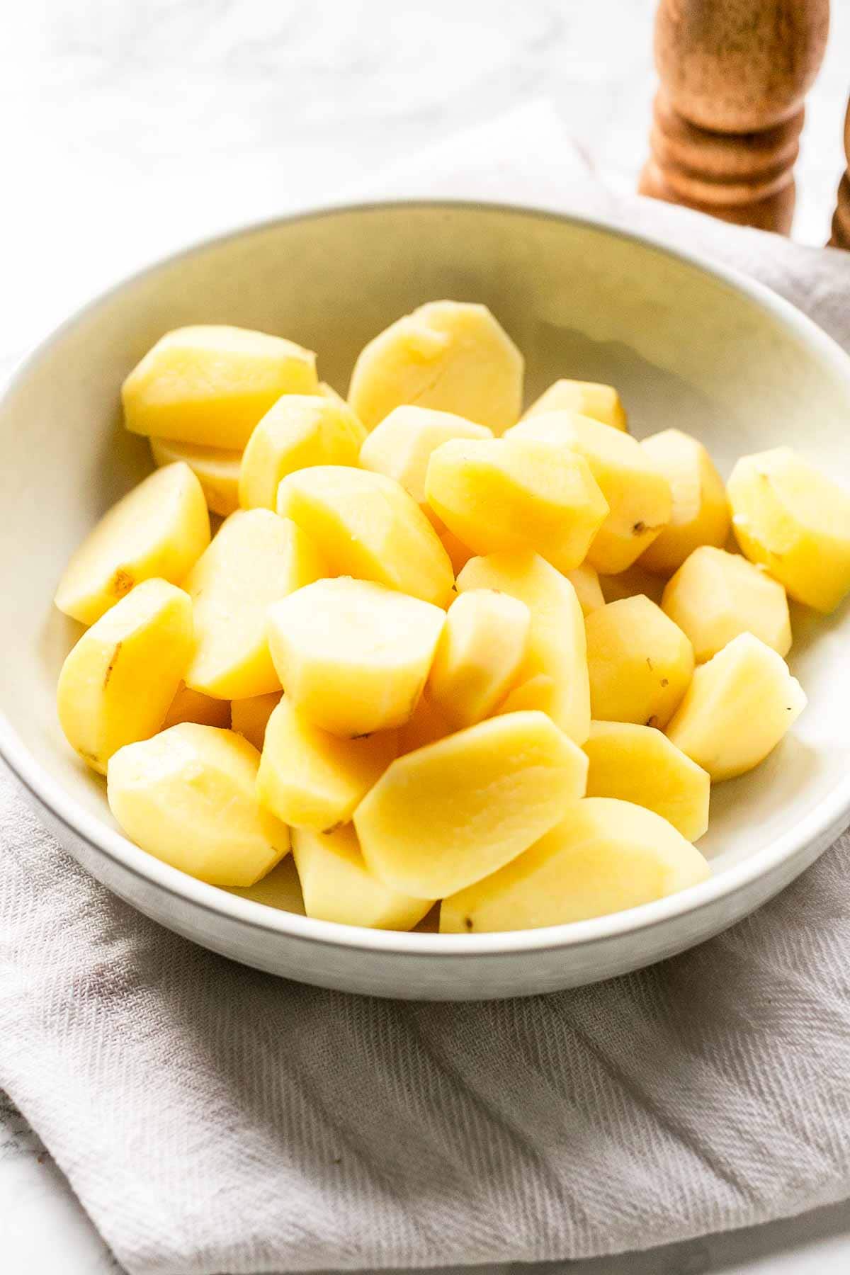 Get perfectly boiled potatoes every time? Make these instant boiled potatoes! In less than 15 minutes, you have soft, steamed, and spongy potatoes on the table. So, if you need boiled potatoes, get your Instant Pot, Crock-Pot Quick Cooker or Pressure Cooker. Want to try? Visit takeoutfood.best for full recipe