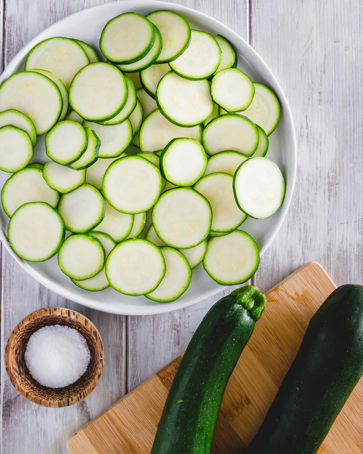 Thinly slice the zucchini on a plate to make deep-fried zucchini in the air fryer.