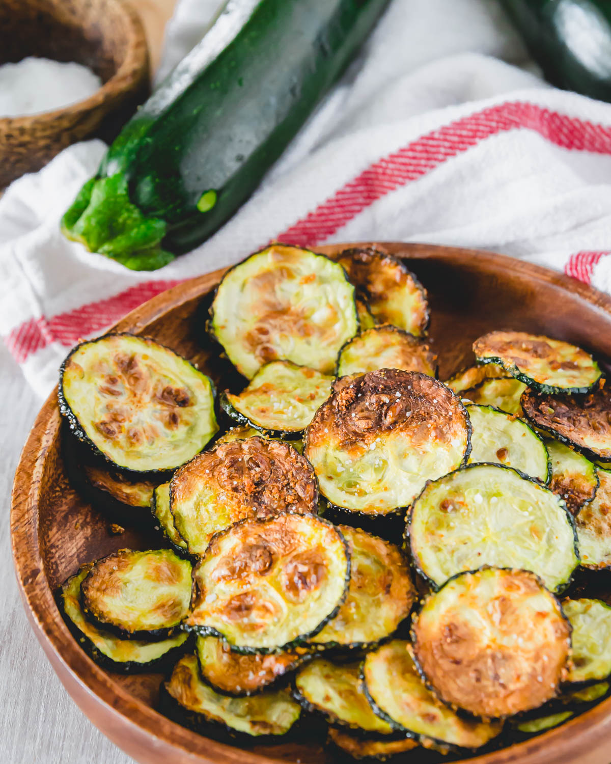 Place deep-fried zucchini on a plate coated with garlic powder.