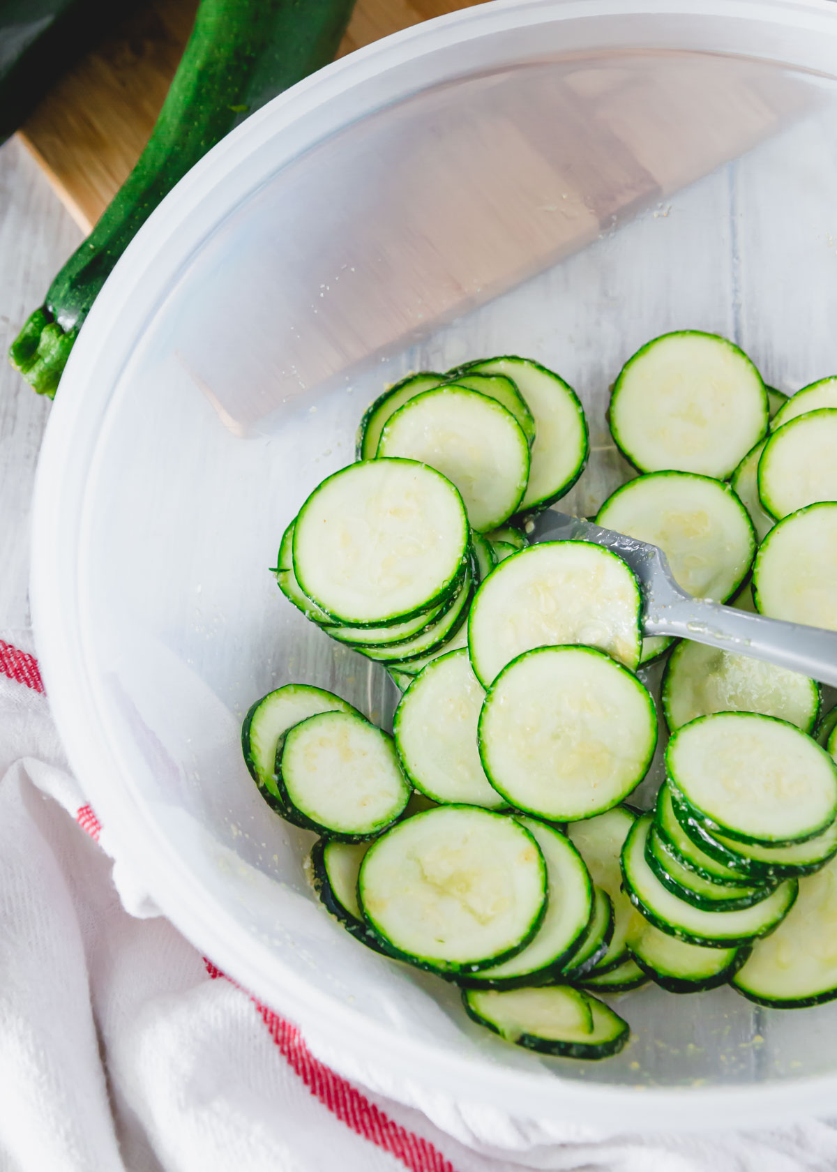 Mix the salted zucchini slices with the olive oil and garlic powder in a mixing bowl.