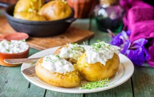 Baked potatoes with sour cream