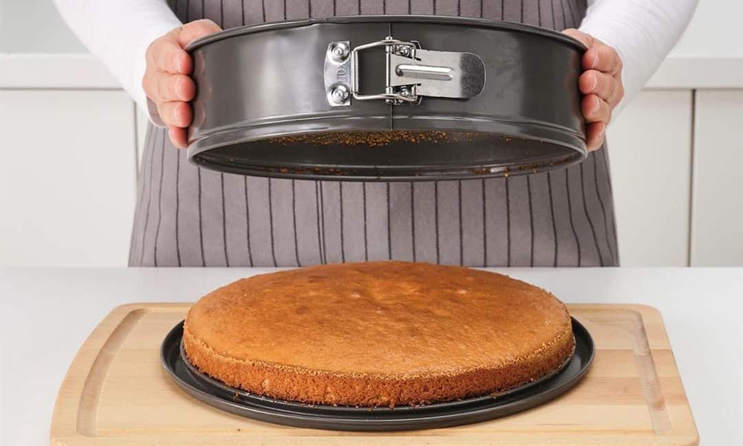 How to take the cake out of the pan