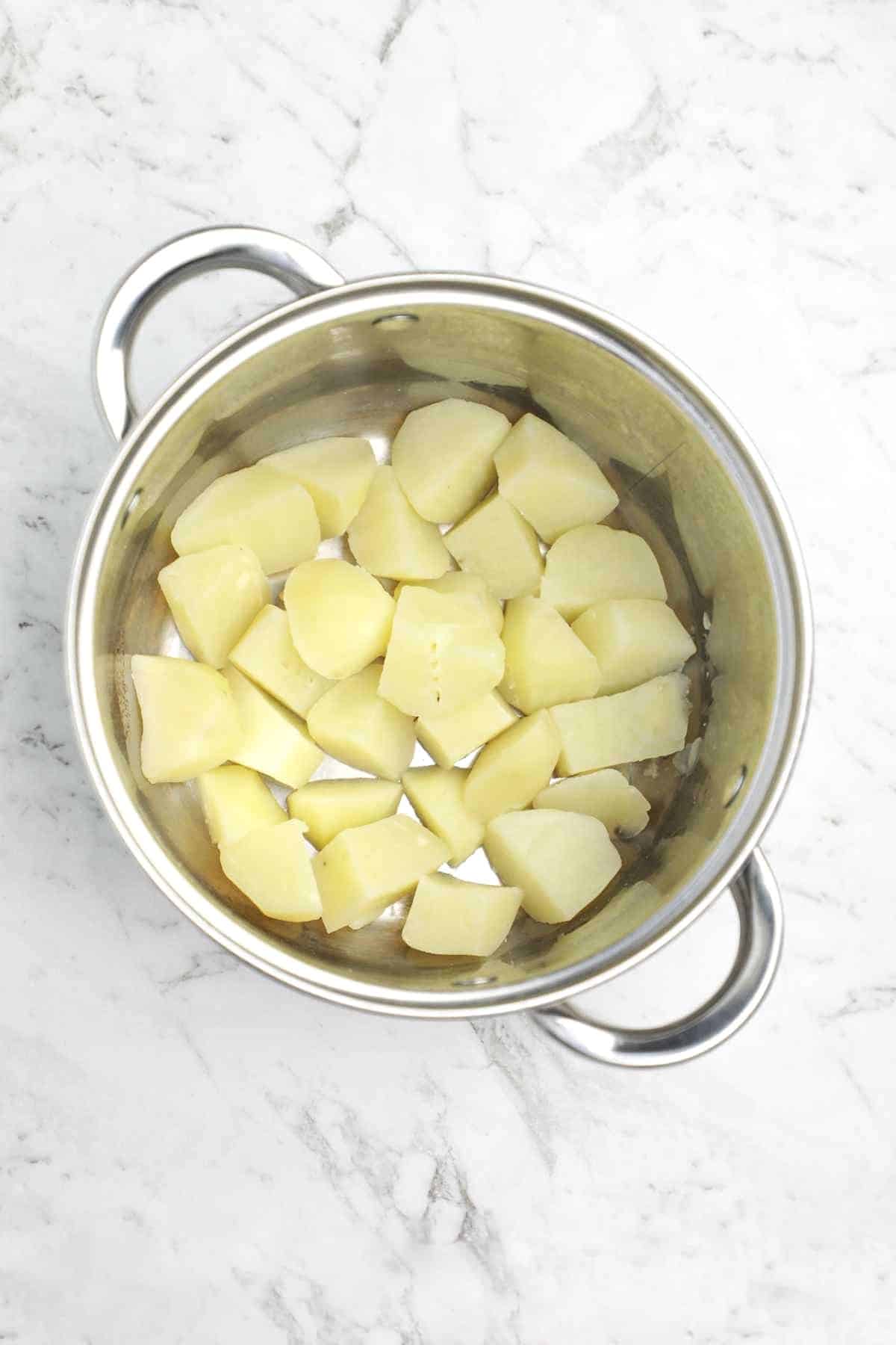 Put the potatoes in the pot to drain.