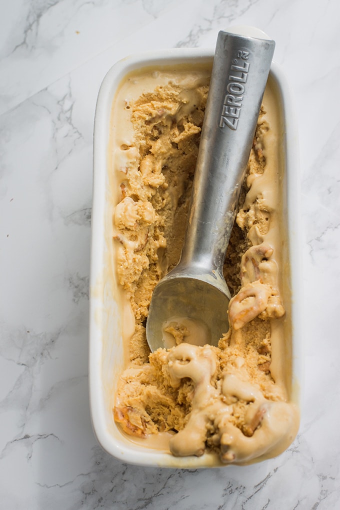 Salted Caramel Cookies | Sweet, creamy homemade custard cream with a rich caramel flavor. #icecream #saltedcaramel