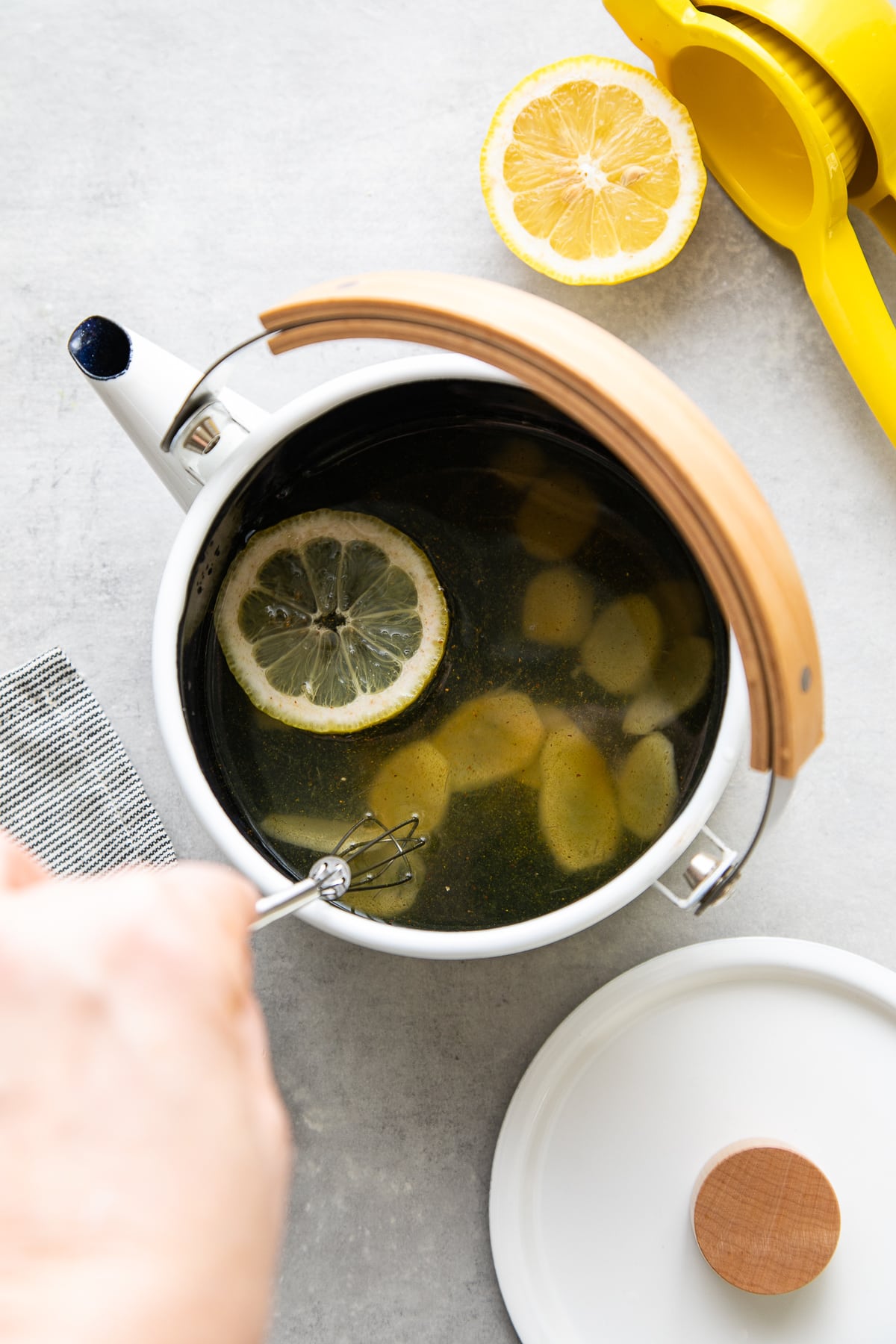 From top to bottom, see the process of making lemon ginger tea, which is good for health.