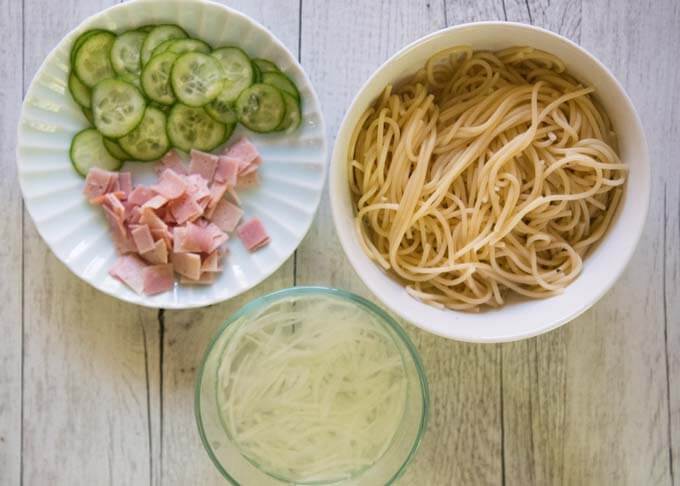 Ingredients are spaghetti, sliced ​​ham, cucumber and onion.