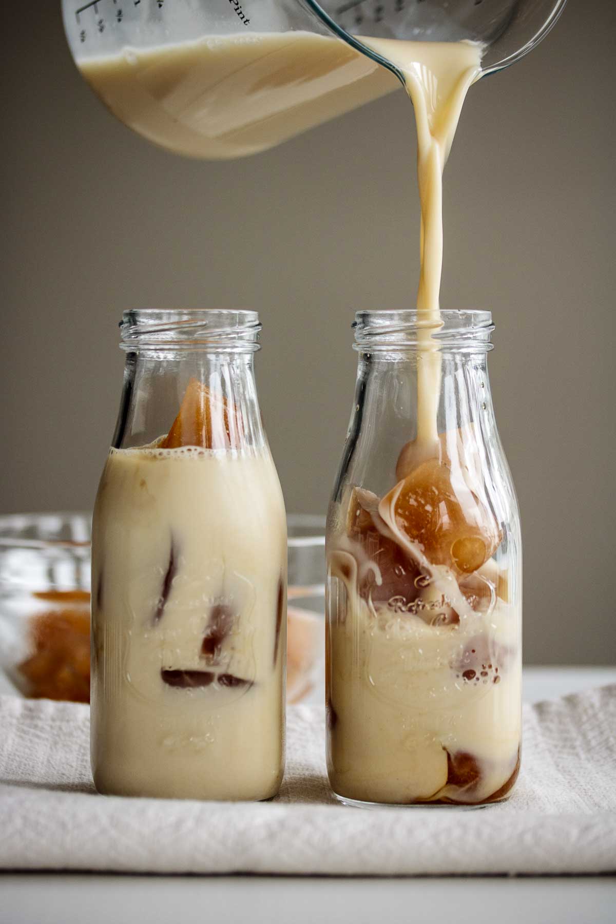 Make cold milk tea poured over ice cubes.