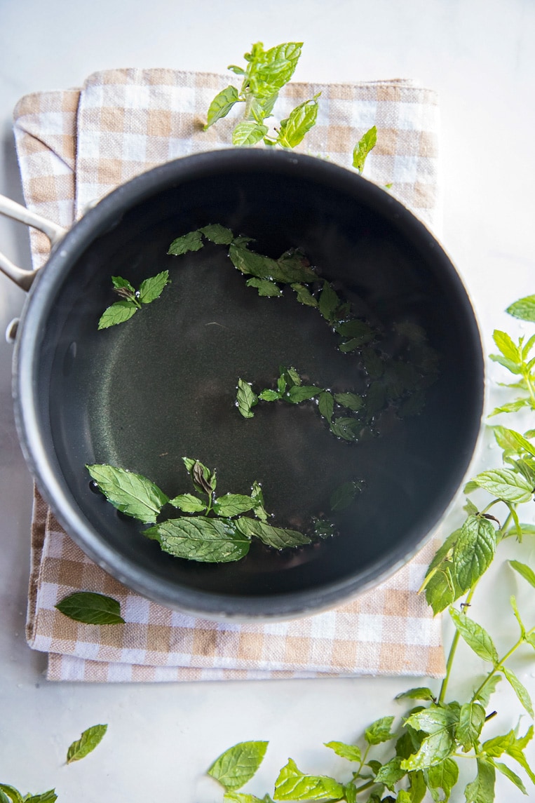 Picture of steps to make mint tea. Boil water, add leaves and soak.