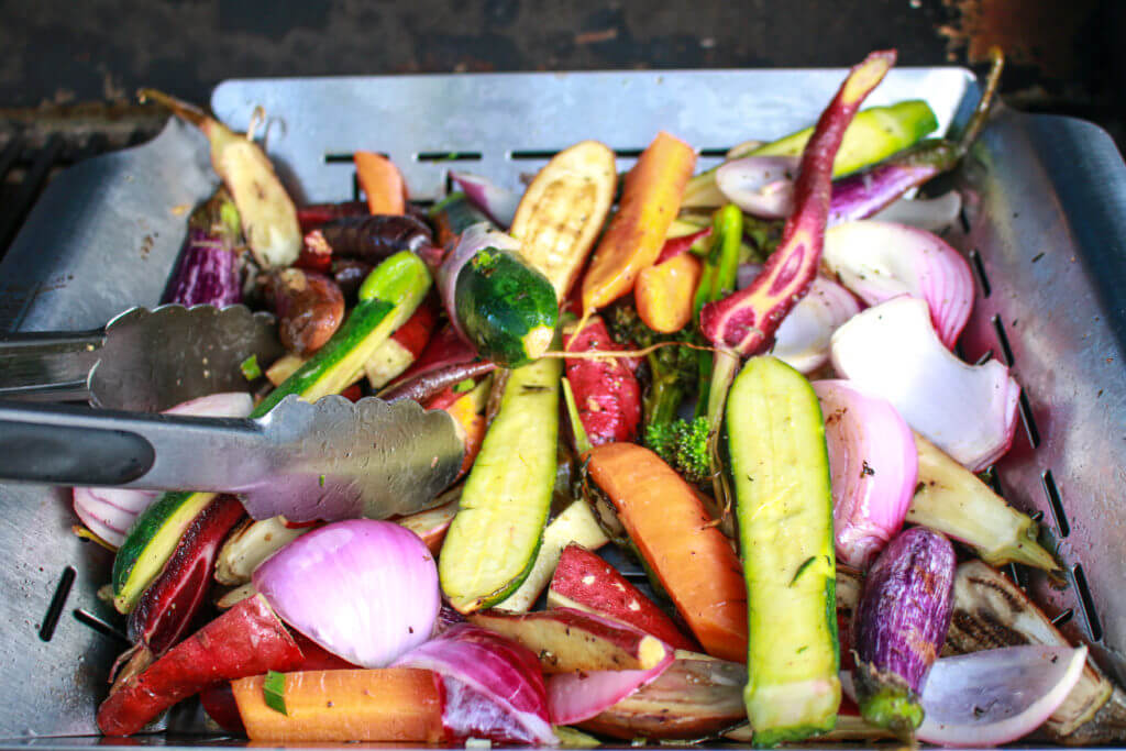 How to grill vegetables in a basket