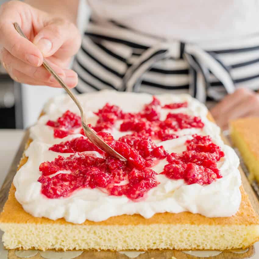 Easy, versatile layered cake // takeoutfood.best