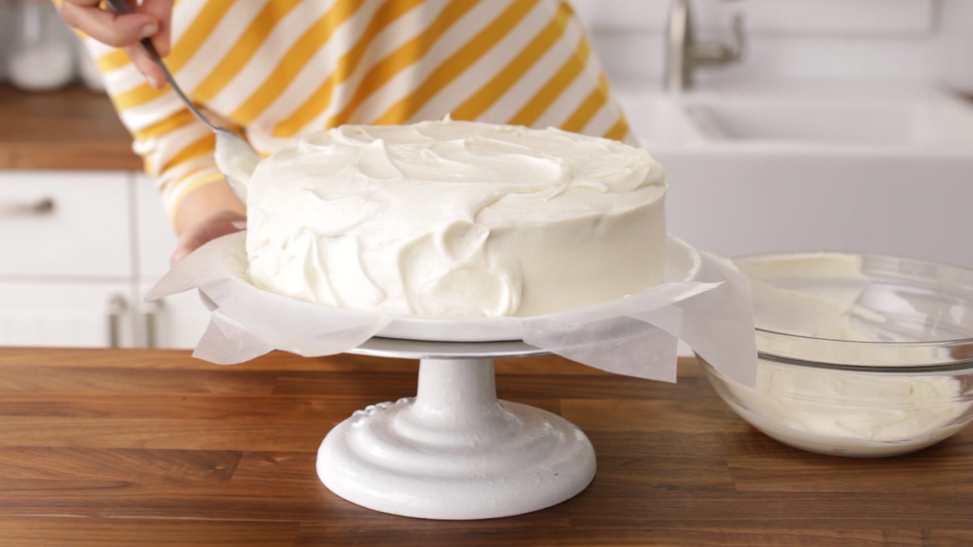 How to spread the coating on the cake