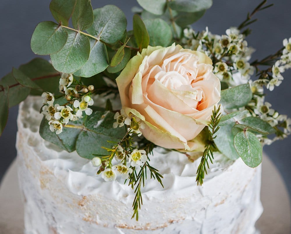 How to safely arrange fresh flowers on a wedding cake