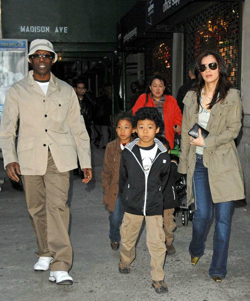 Wesley Snipes with his wife Nakyung Park and their children