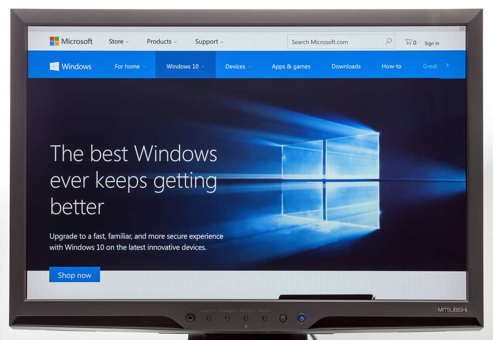 Computer display with Windows 10, opened site Microsoft