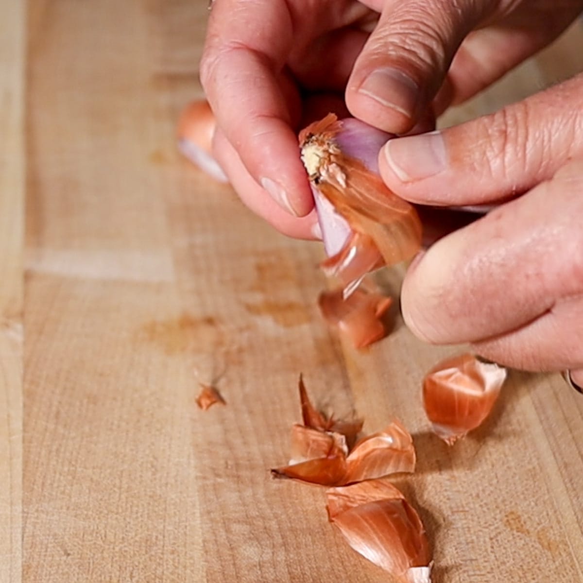 peel the skin of shallots