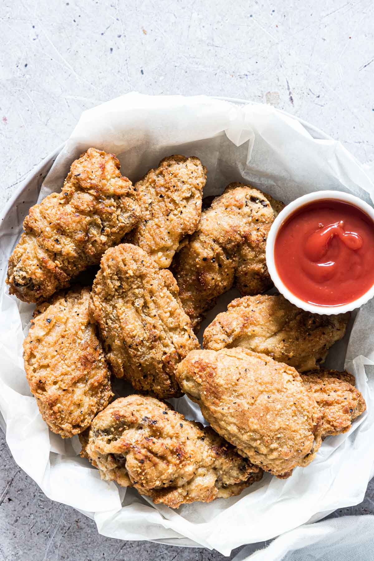 A plate of the air fryer heats up dipped chicken wings