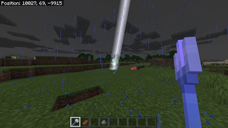 Summon lightning in Minecraft