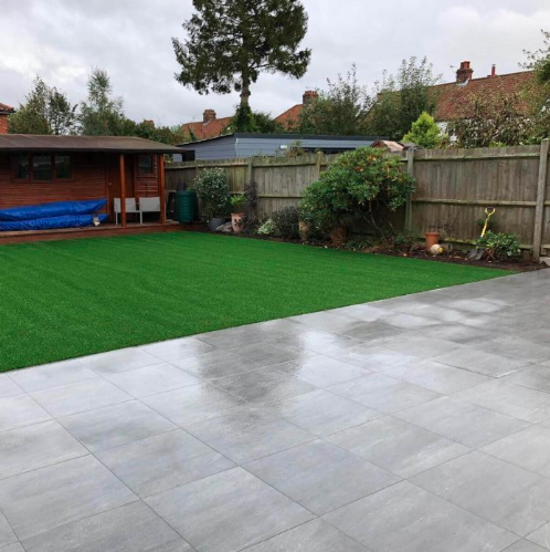 Porcelain courtyard area with stone effect