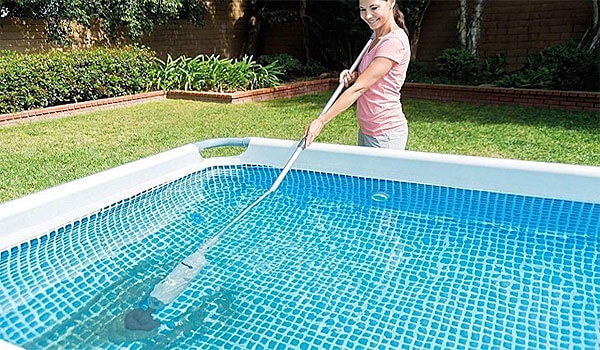 interx-pool-clean-with-handheld vacuum cleaner