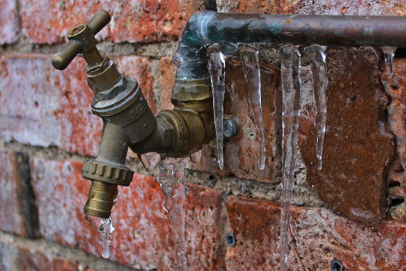 Outside pipes without insulation are frozen