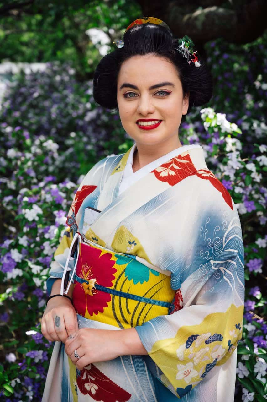 girl in yukata with khanaba obi