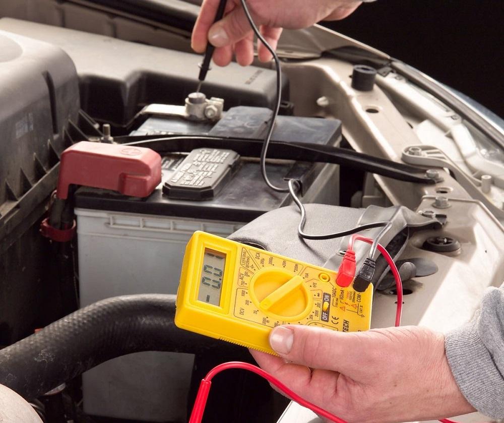 How to check the radiator fan with a multimeter?