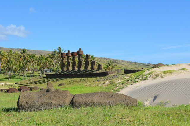 En primer plano, un antiguo y erosionado moai derribado perteneciente al Ahu Nau Nau