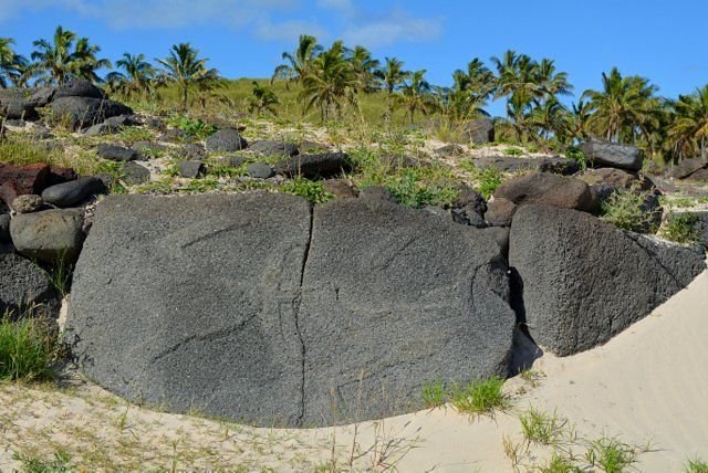 Petroglifos de aves en vuelo sobre una piedra del muro posterior del Ahu Nau Nau Isla de Pascua